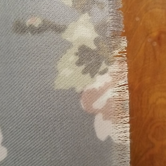 Dressbarn scarf/wrap. - Picture 3 of 3